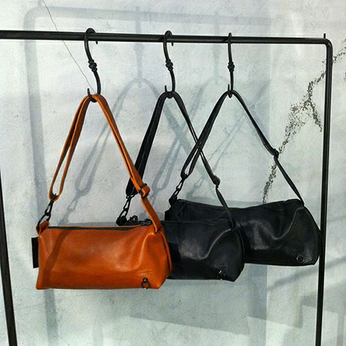 【ジャムホームメイド（JAMHOMEMADE）】アリゾナレザー ショルダー バッグ M - ブラック