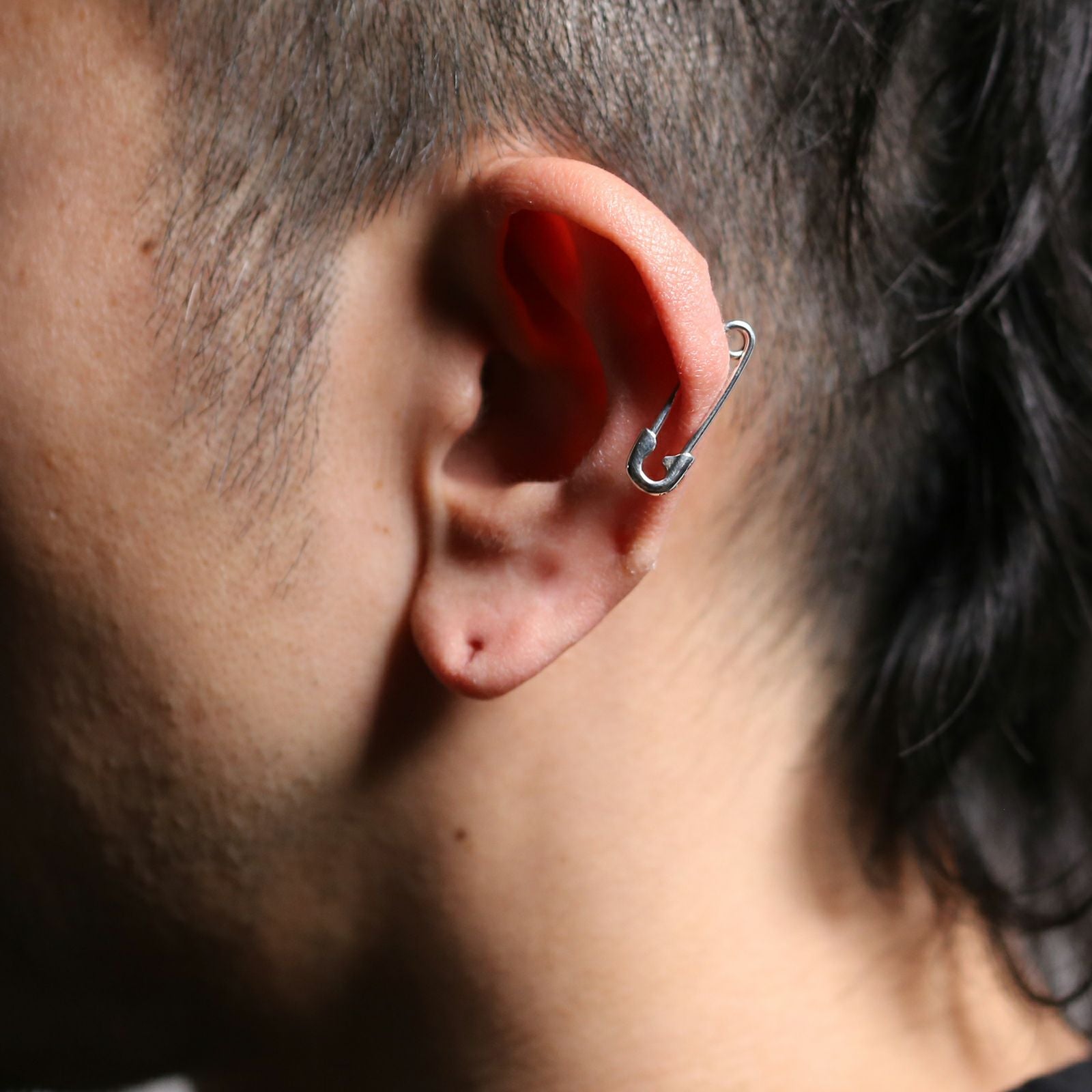 J-PI029-SV)安全ピンダイヤモンドピアスS-シルバー（燻加工）/片耳