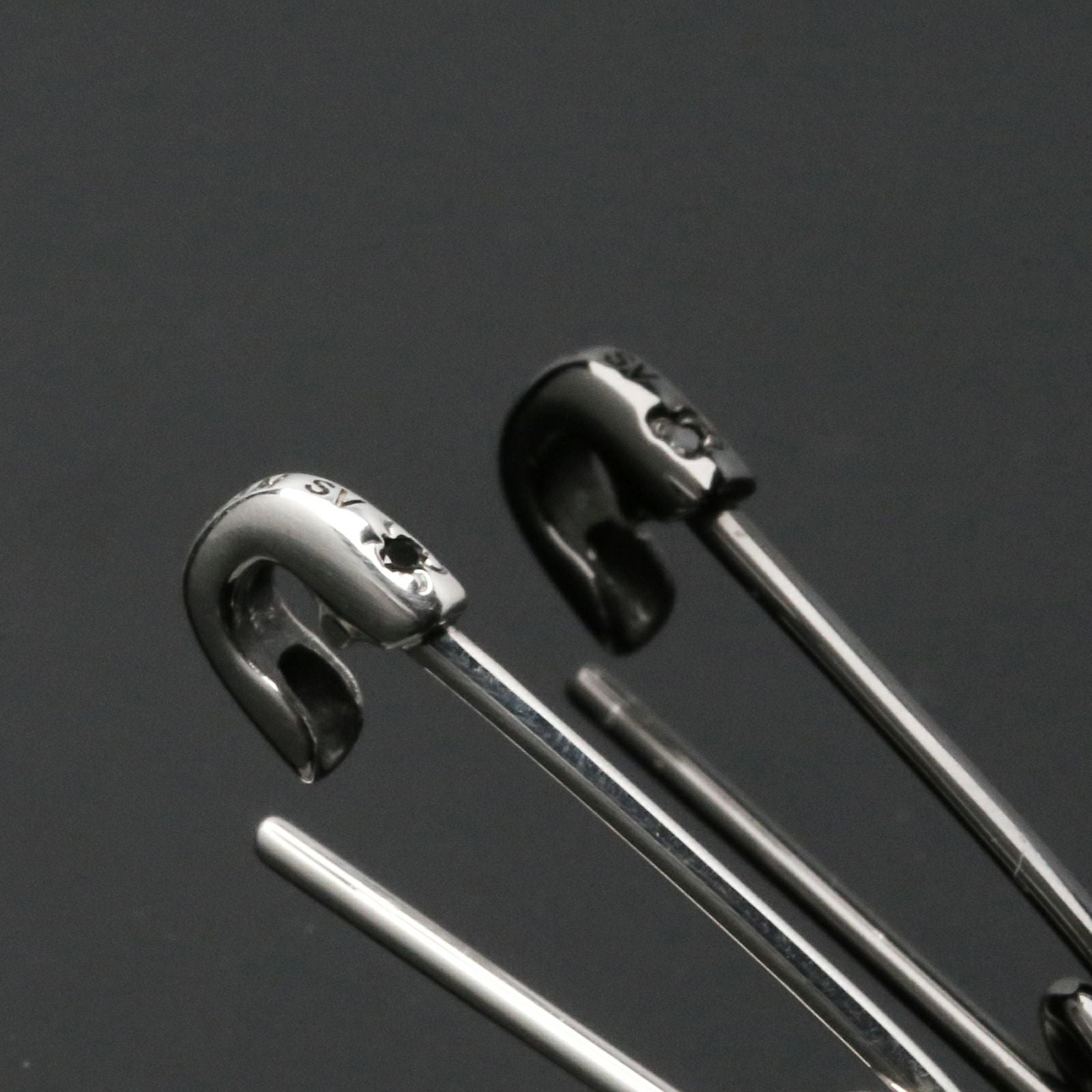 J-PI028-BK)安全ピンダイヤモンドピアスXS-ブラック/片耳