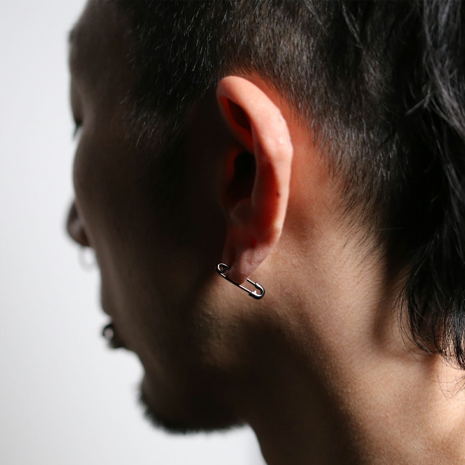 J-PI028-BK)安全ピンダイヤモンドピアスXS-ブラック/片耳