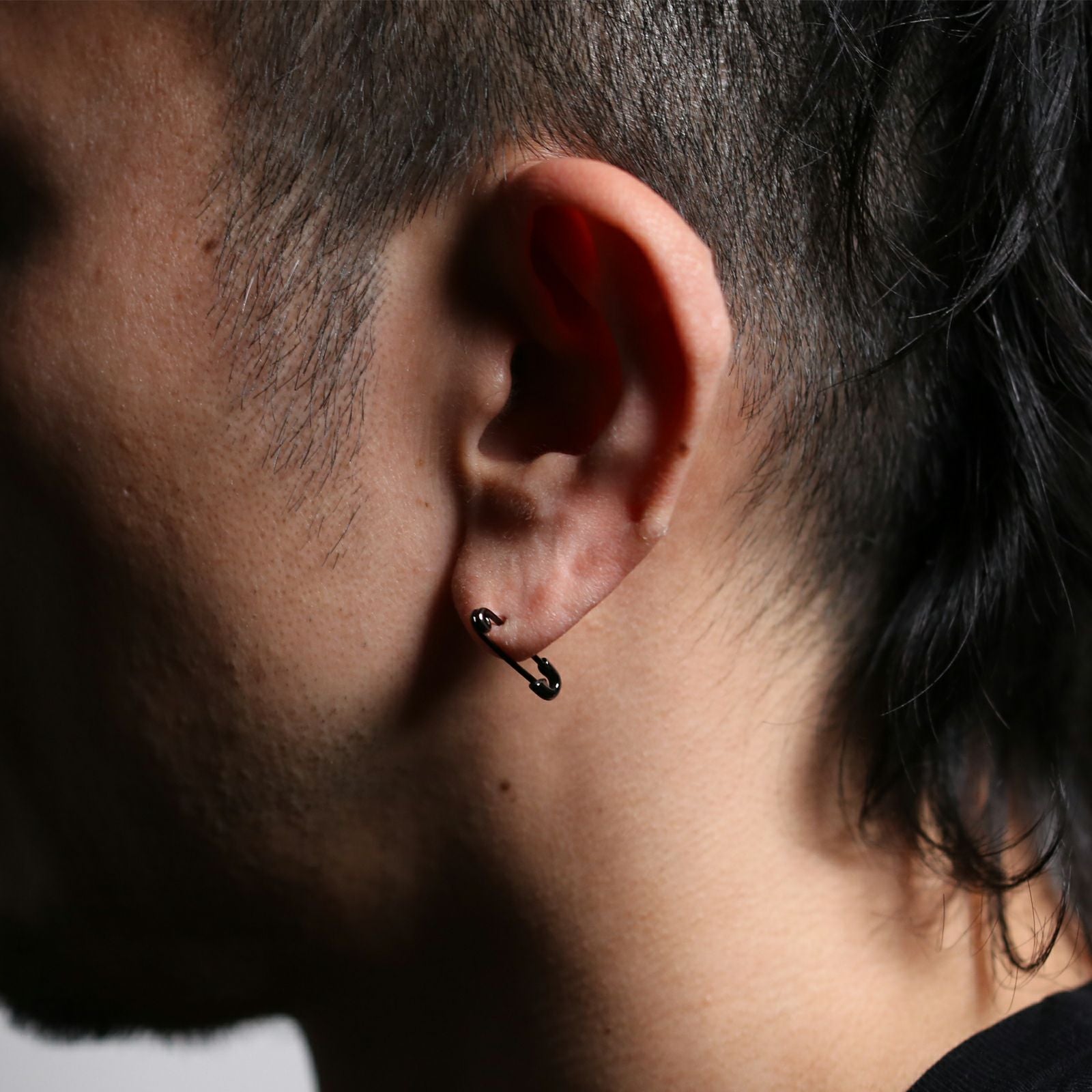 J-PI028-BK)安全ピンダイヤモンドピアスXS-ブラック/片耳