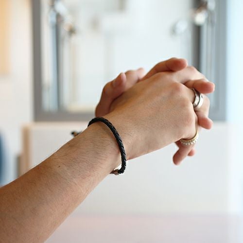 J-NS033-BK)編み込みレザーブレスレットシングル-ブラック