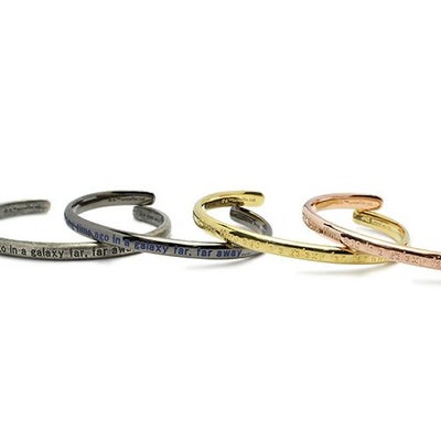 【ジャムホームメイド（JAMHOMEMADE）】スターウォーズ "STAR WARS&trade;" イントロダクトメッセージバングル - ゴールド