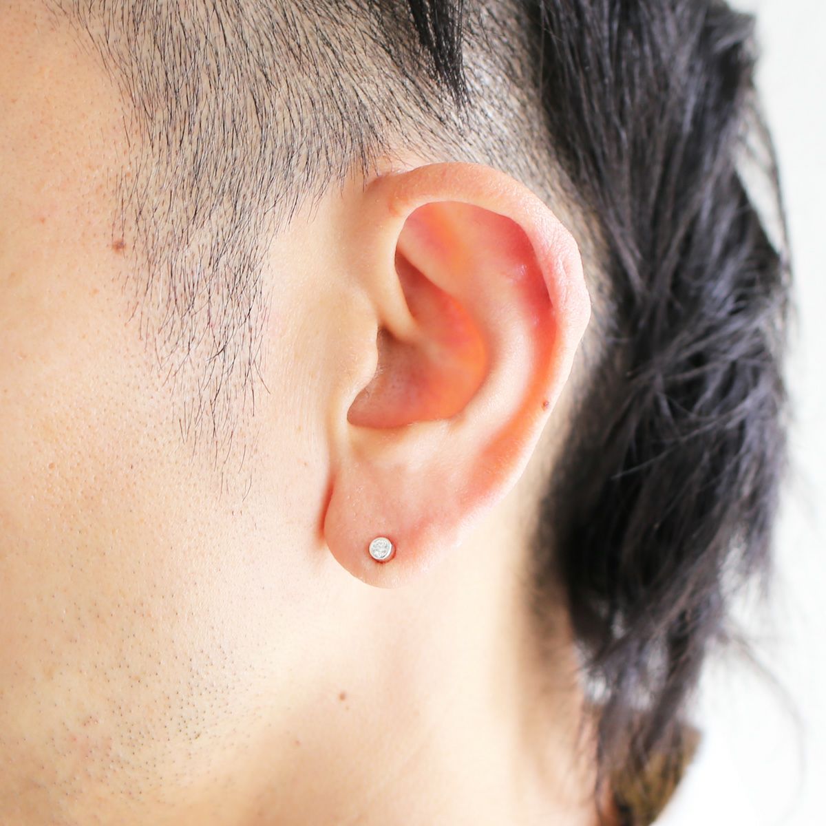 JNS1068)モアサナイトモダンピアス 3mm -プラチナ900/片耳