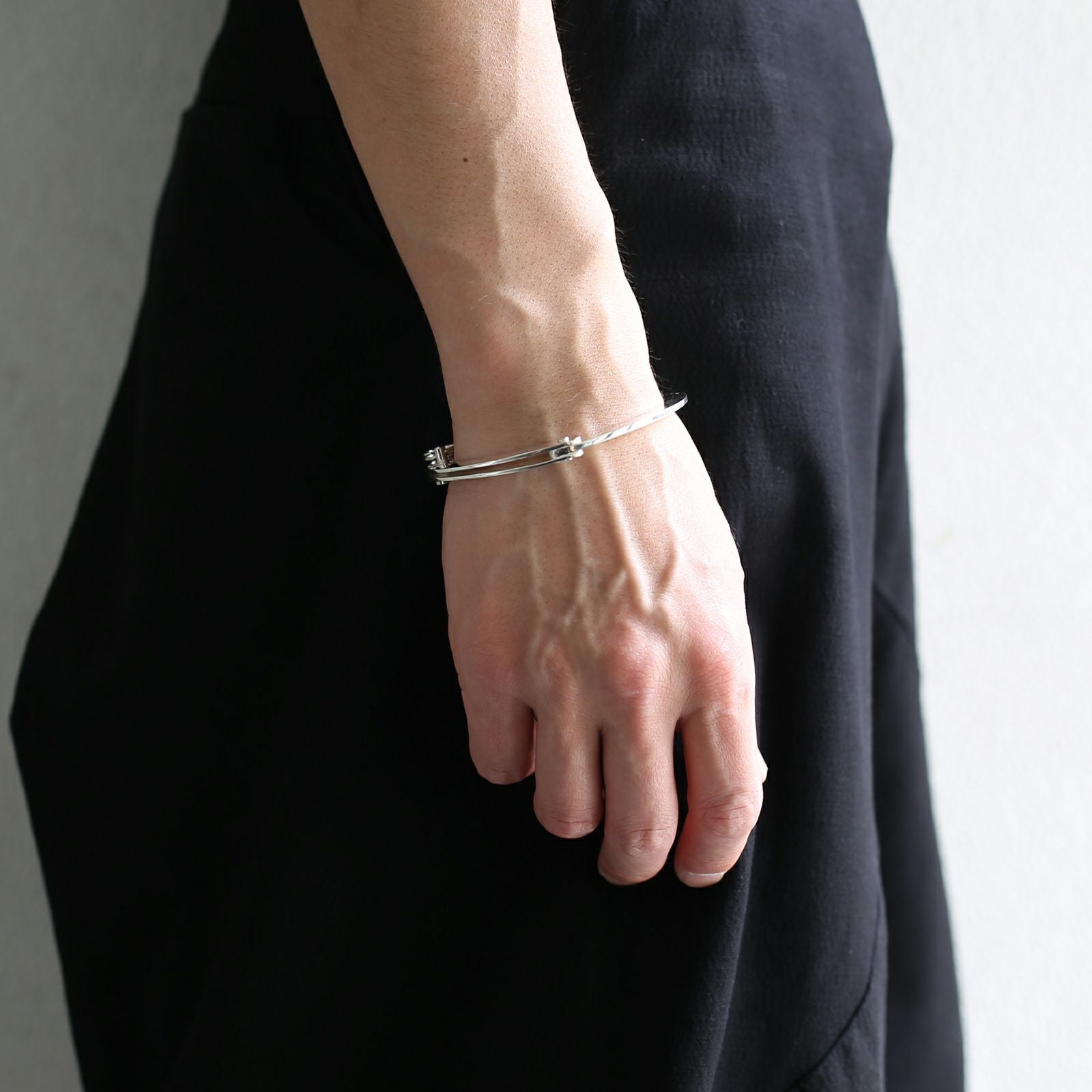 JNS1175)HANDCUFF（手錠） バングル｜アクセサリー通販のジャムホーム